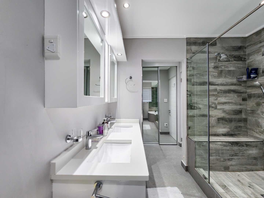 2 Bedroom Property for Sale in Sea Point Western Cape
